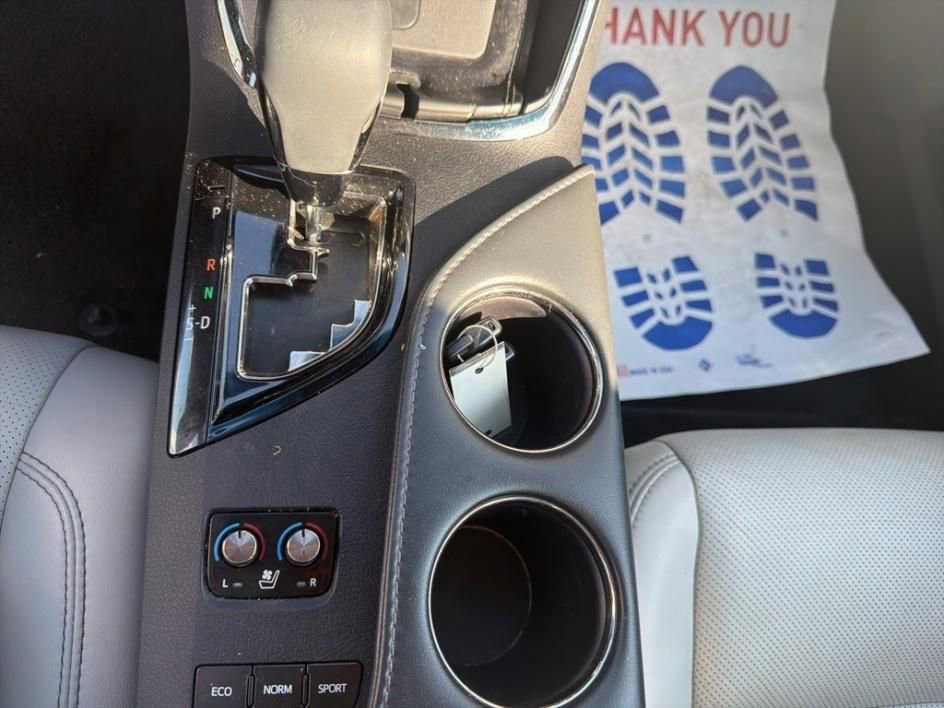 Used 2017 Toyota Avalon Limited image 17