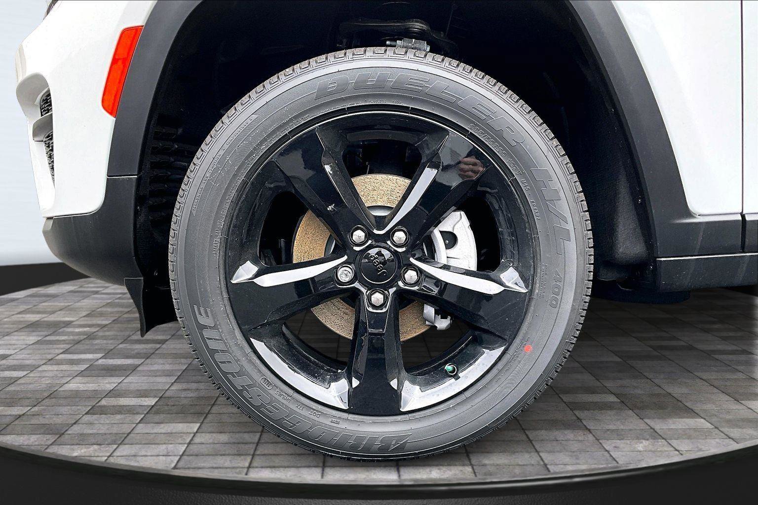 New 2025 Jeep Grand Cherokee Altitude image 12