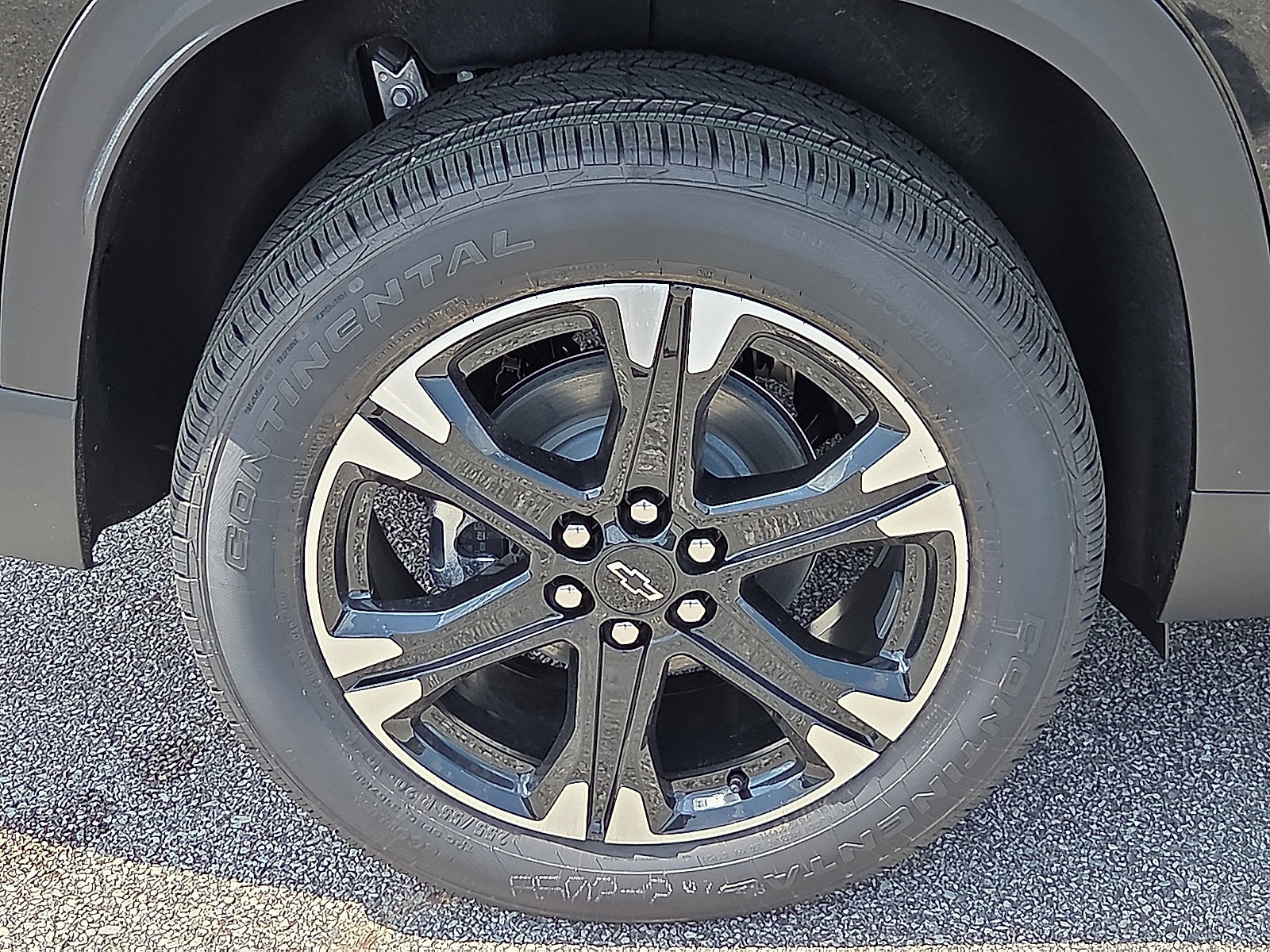 New 2027 Chevrolet Traverse LT w/ Sun and Wheel Package FWD image 7