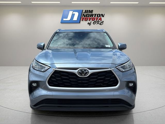 Used 2020 Toyota Highlander XLE FWD image 2