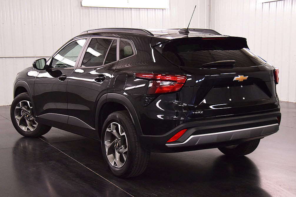 Used 2024 Chevrolet Trax LT w/ Sunroof Package FWD image 5