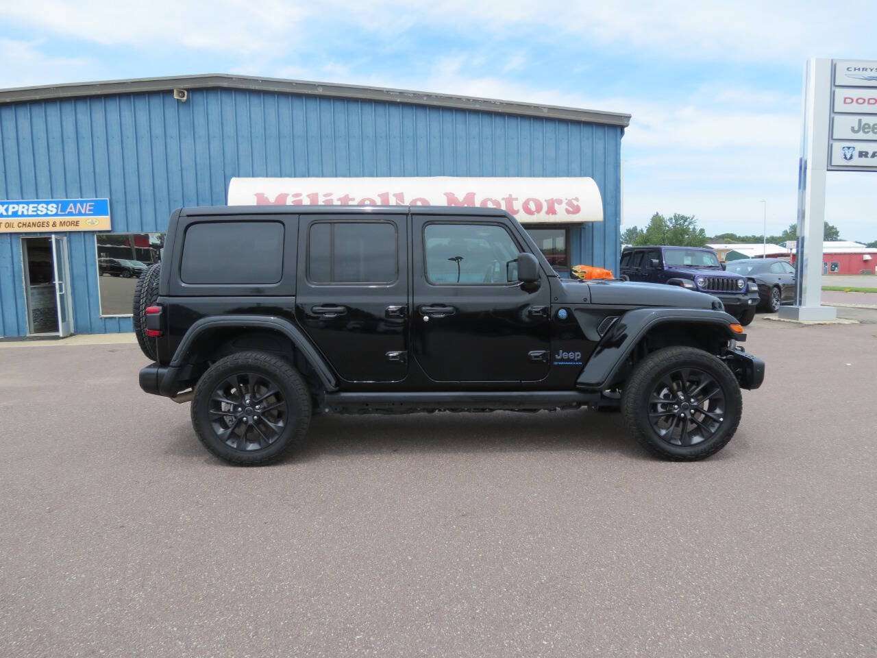 Used 2025 Jeep Wrangler Unlimited Sahara AWD/4WD image 11