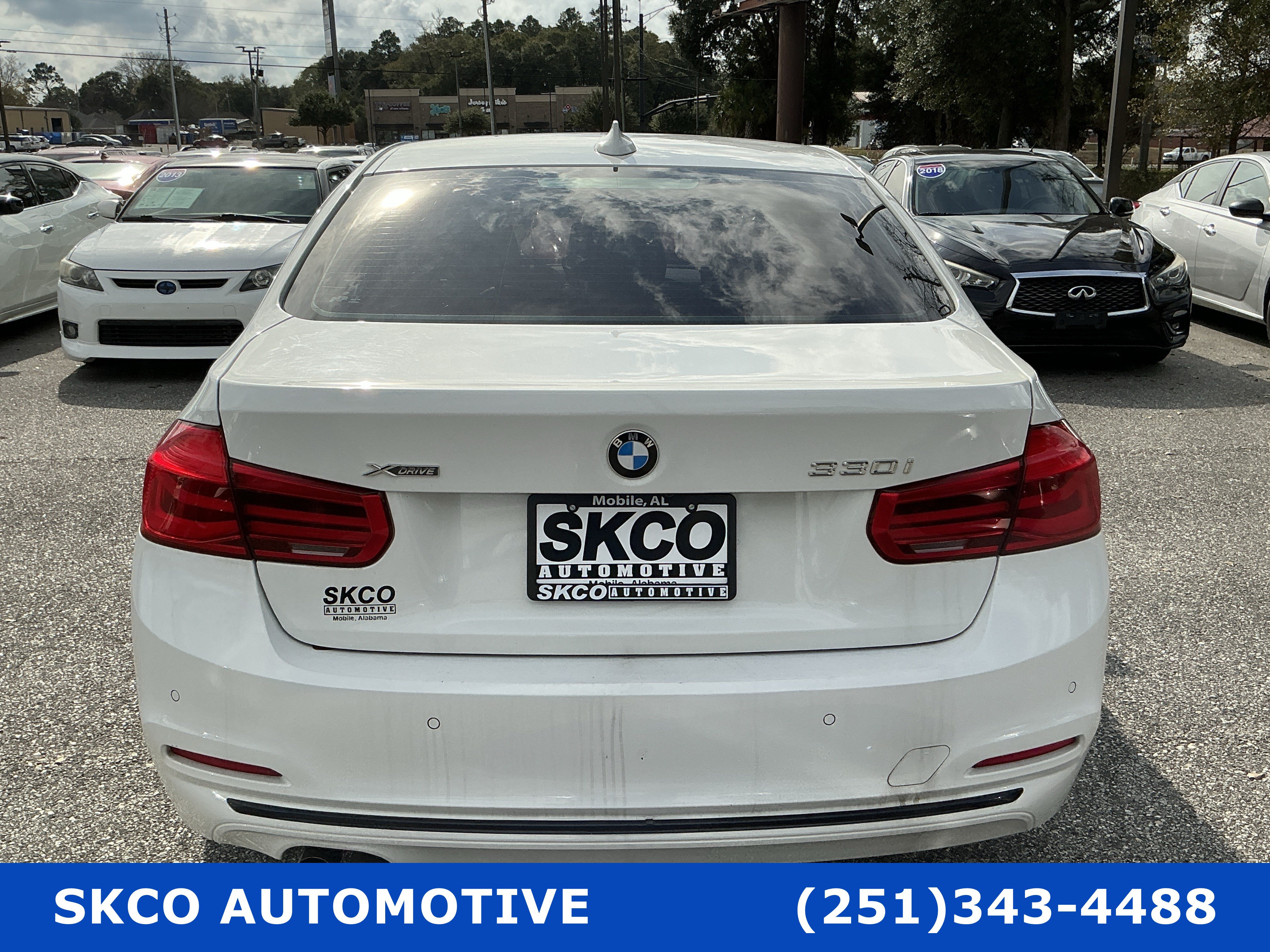Used 2017 BMW 330i xDrive Sedan w/ Premium Package AWD/4WD image 4