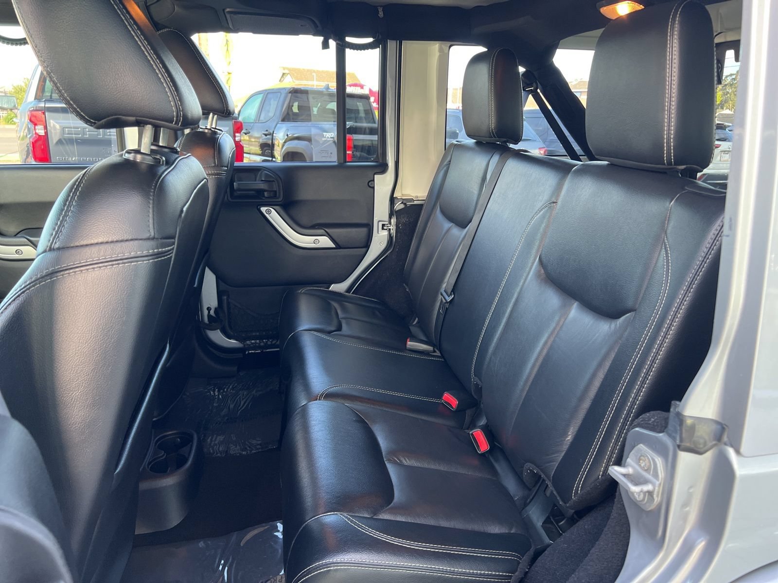 Used 2015 Jeep Wrangler Unlimited Sahara w/ Connectivity Group AWD/4WD image 18