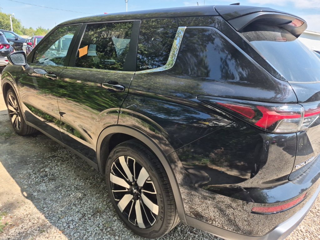 Used 2025 Mitsubishi Outlander SE AWD/4WD image 2
