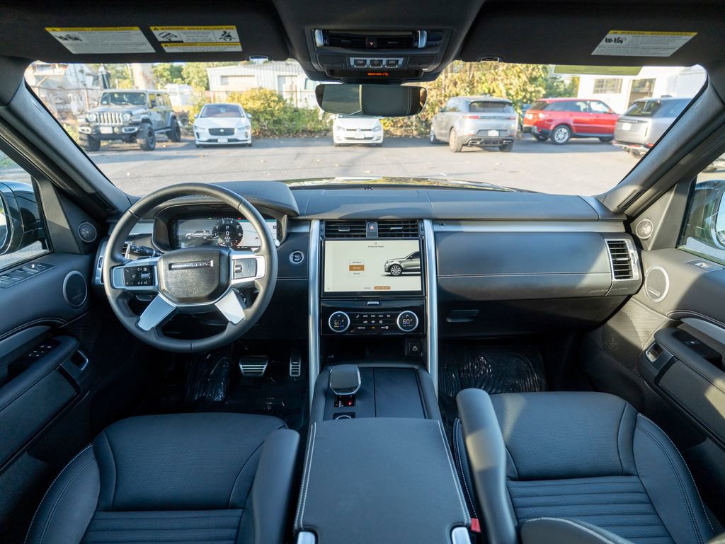 Certified 2024 Land Rover Discovery Dynamic SE image 18