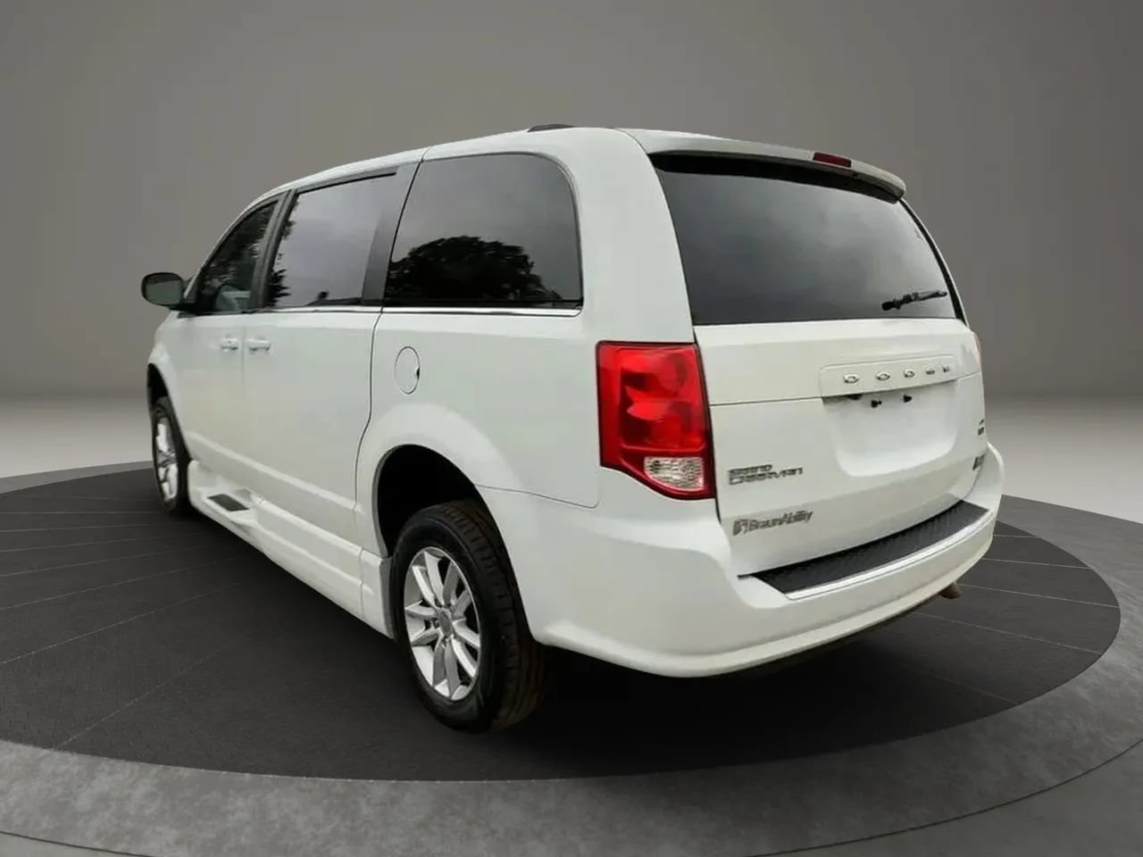 Used 2019 Dodge Grand Caravan SXT FWD image 4