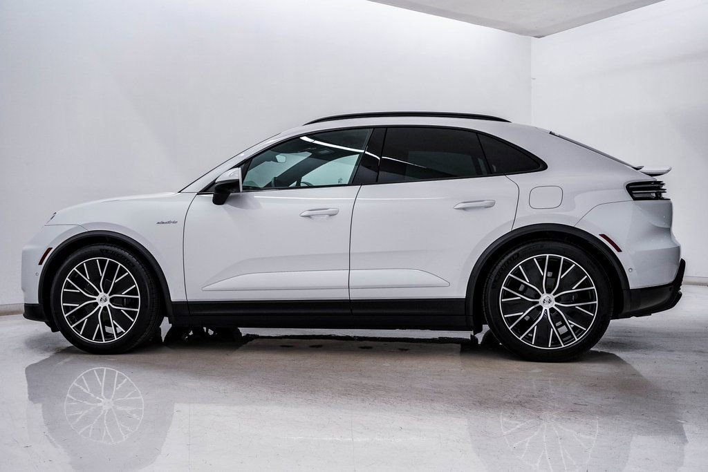 Certified 2025 Porsche Macan 4S Electric AWD/4WD image 2