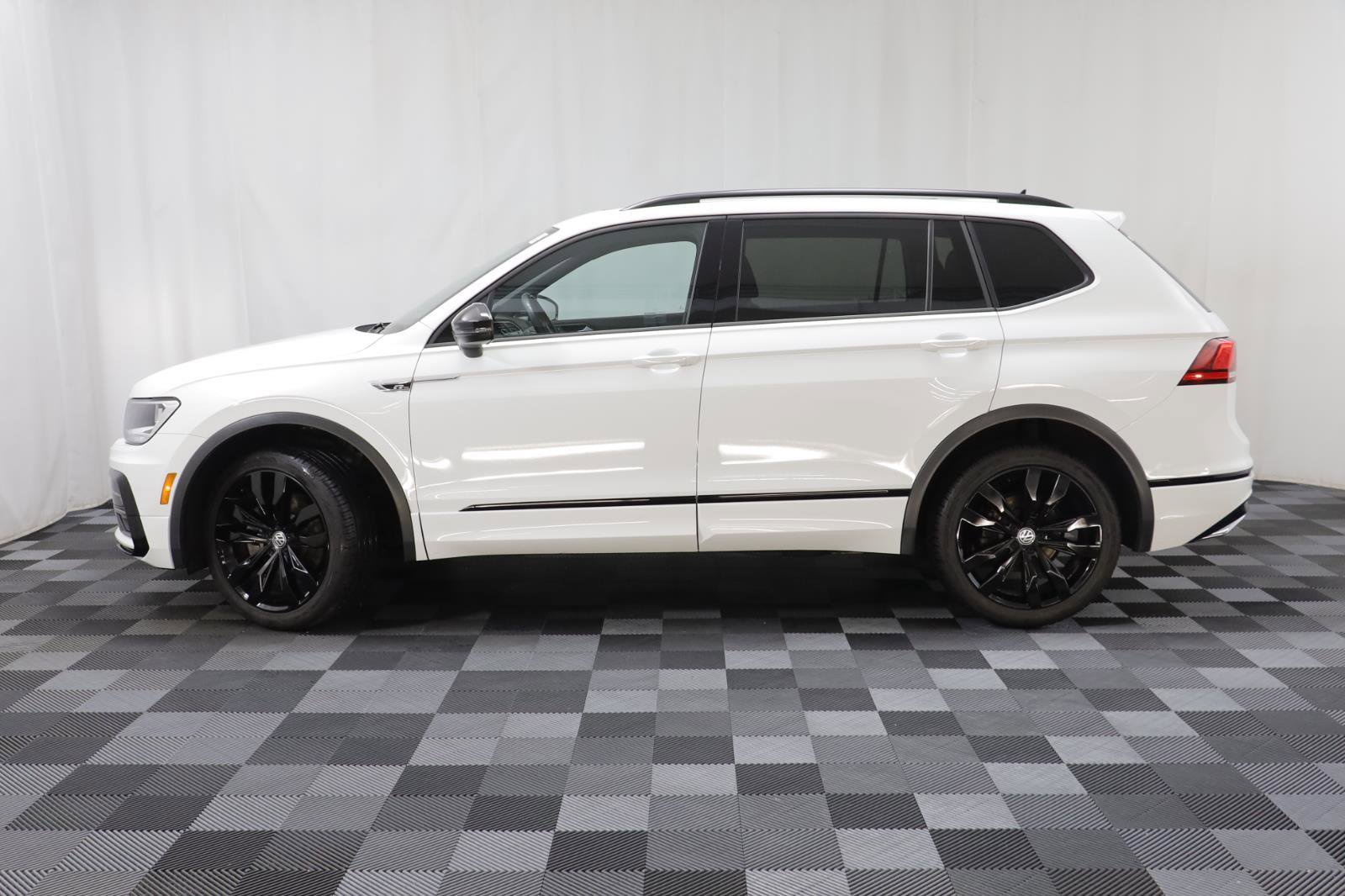 Used 2020 Volkswagen Tiguan SE R-Line image 4