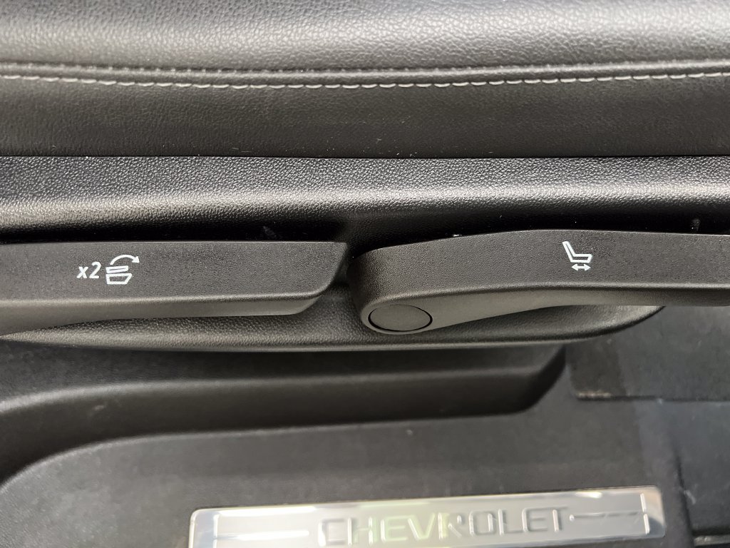 Used 2025 Chevrolet Suburban LT RWD image 26