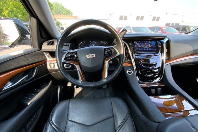Used 2017 Cadillac Escalade ESV Luxury AWD/4WD image 4