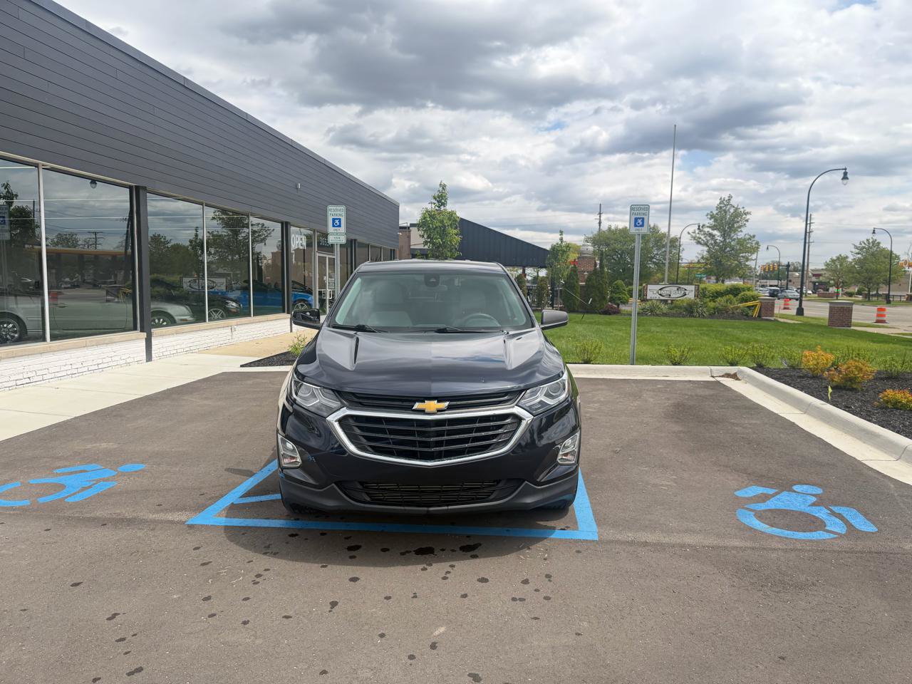 Used 2021 Chevrolet Equinox LS w/ LS Convenience Package FWD image 2