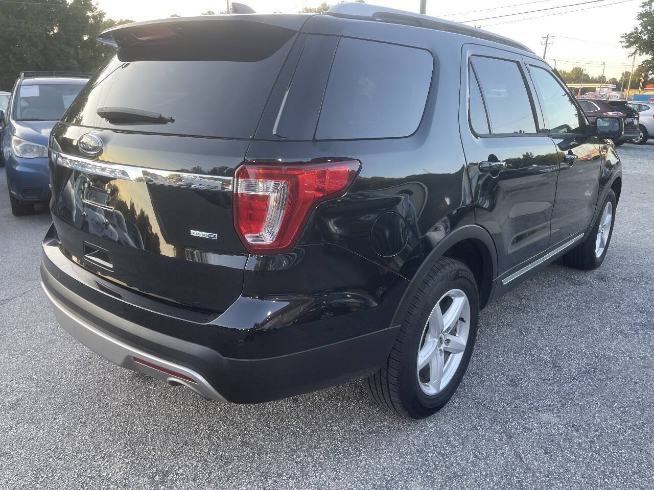 Used 2017 Ford Explorer XLT w/ Equipment Group 202A AWD/4WD image 4