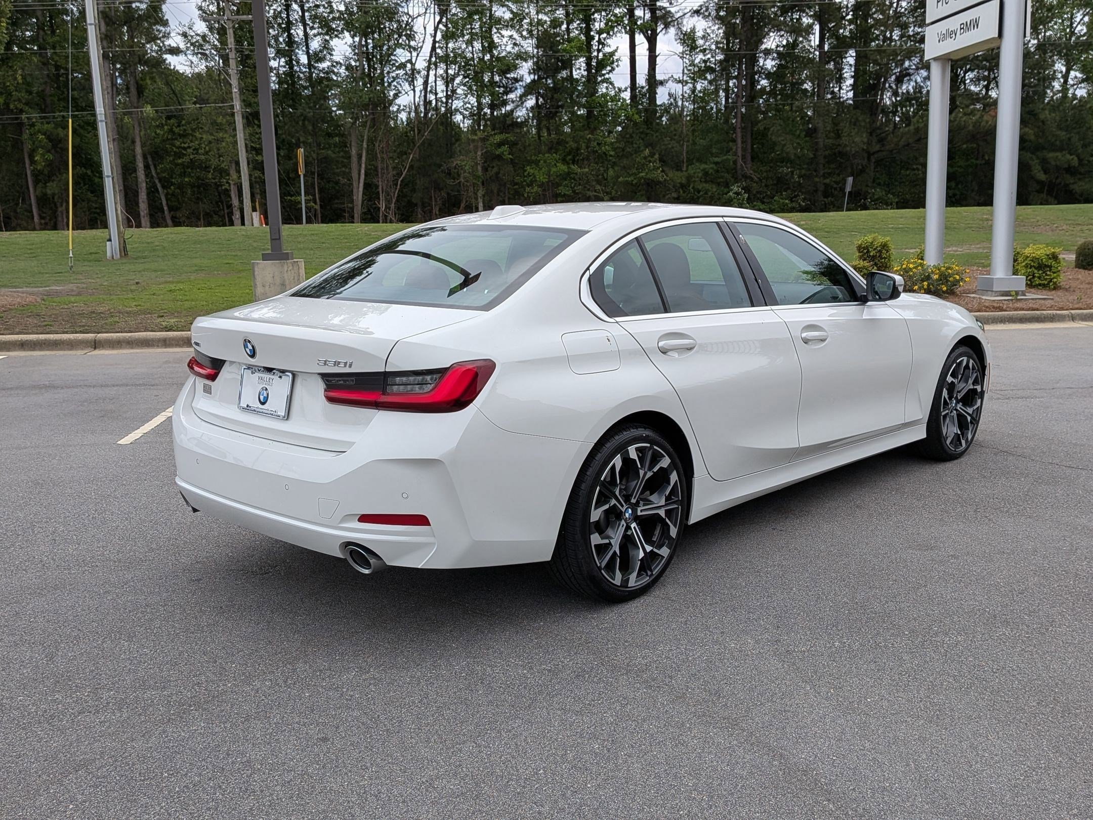 Used 2025 BMW 330i xDrive Sedan w/ Convenience Package AWD/4WD image 3
