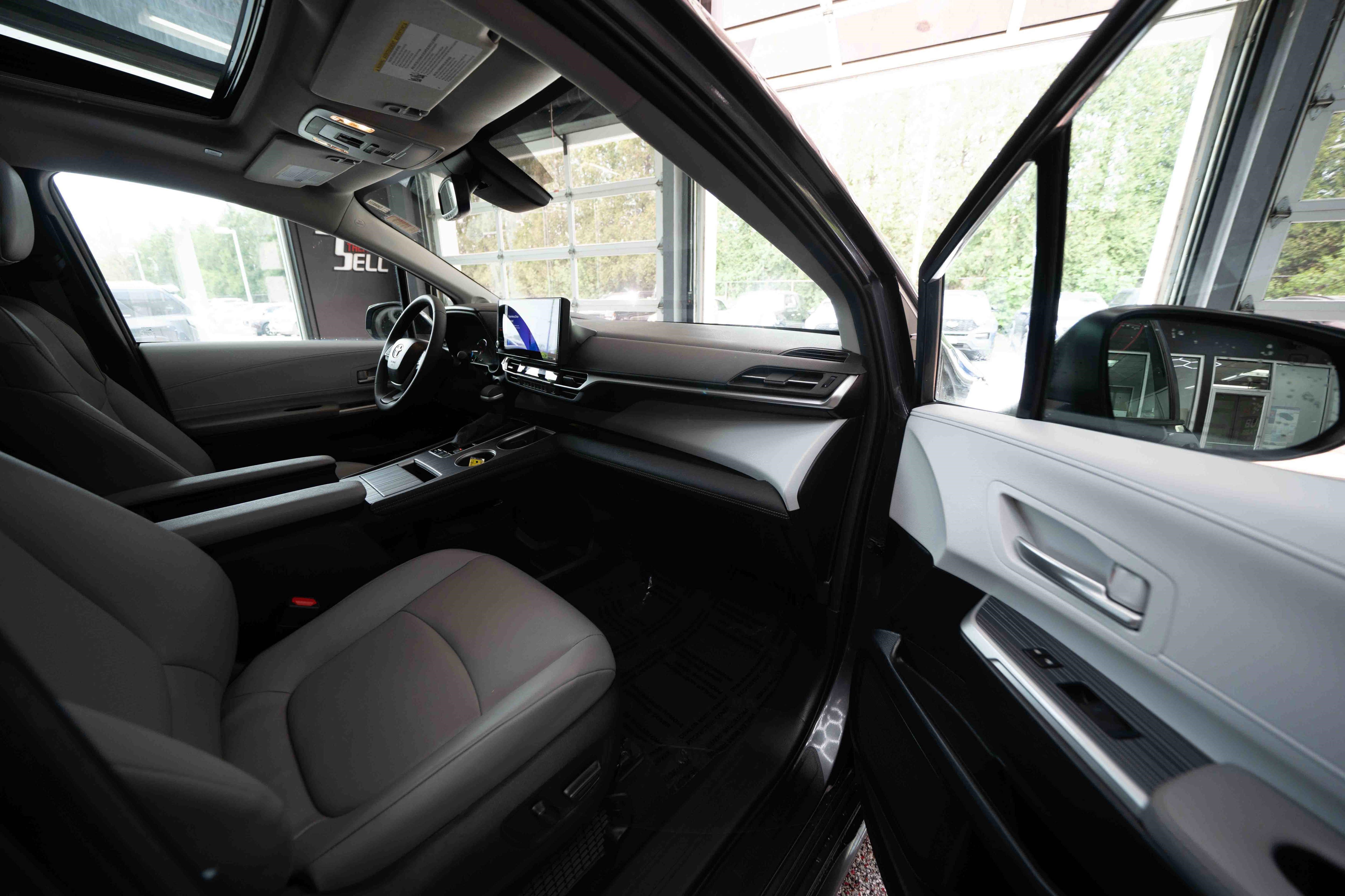 Used 2025 Toyota Sienna XLE w/ XLE Plus Package AWD/4WD image 27