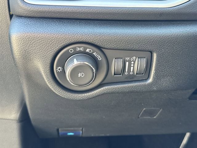 Used 2025 Chrysler Pacifica Select FWD image 33