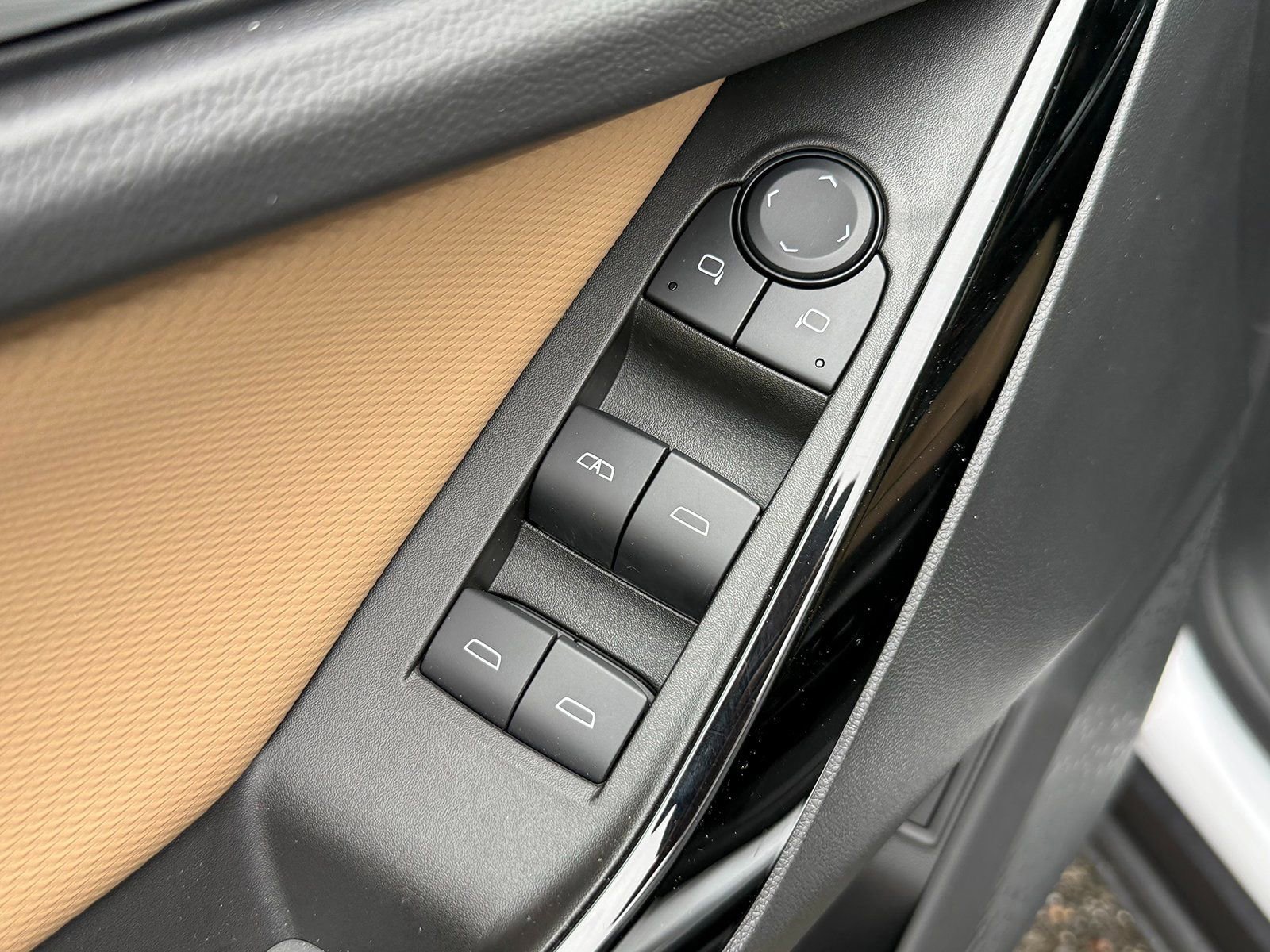 New 2025 Chevrolet Equinox ACTIV w/ Safety and Technology Package image 51