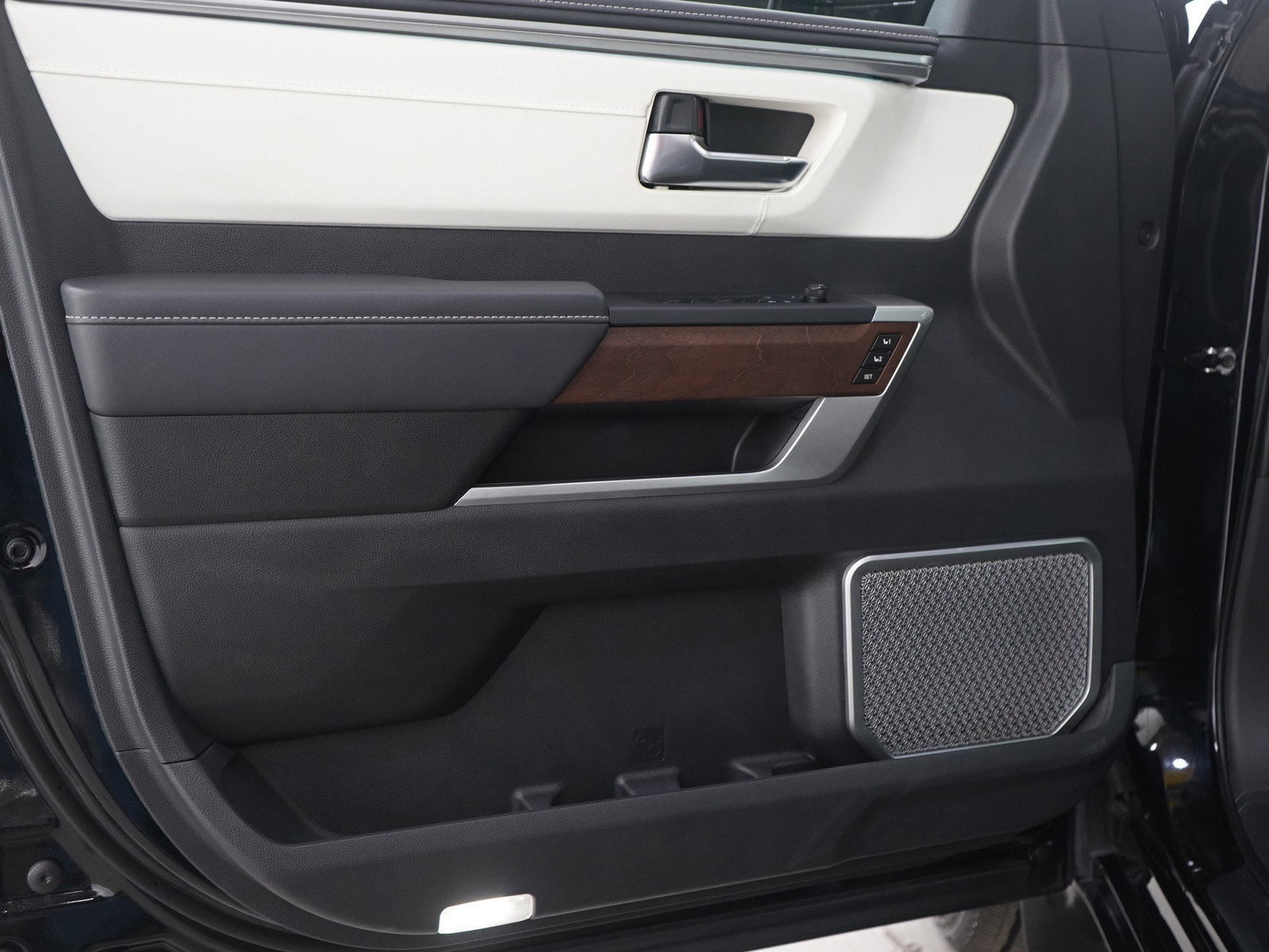 Used 2025 Toyota Sequoia Capstone image 24