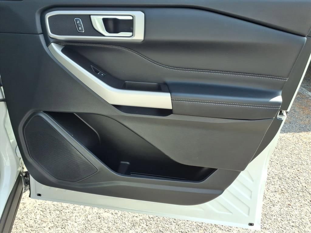 Used 2021 Ford Explorer XLT w/ Equipment Group 202A AWD/4WD image 8