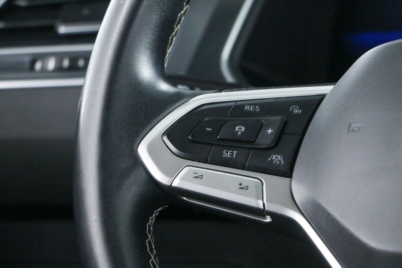 Used 2022 Volkswagen Tiguan SE FWD image 13