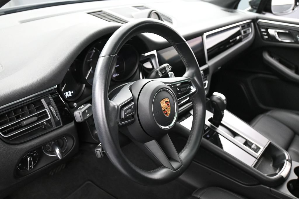 Certified 2024 Porsche Macan AWD/4WD image 16