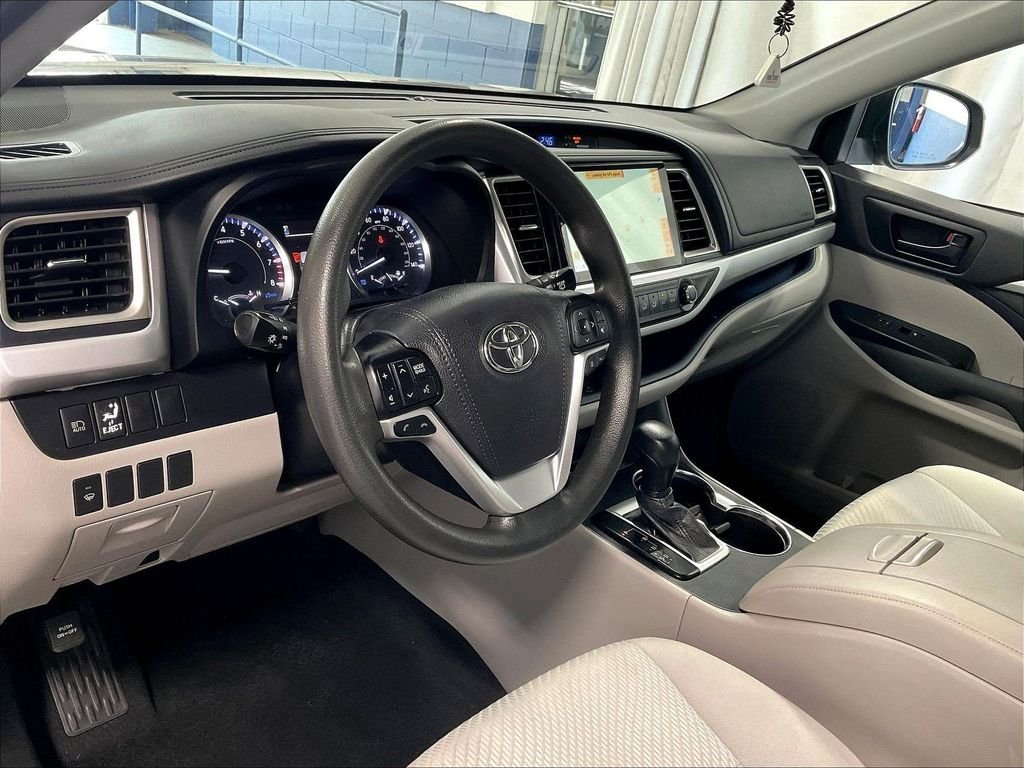 Used 2019 Toyota Highlander LE AWD/4WD image 8