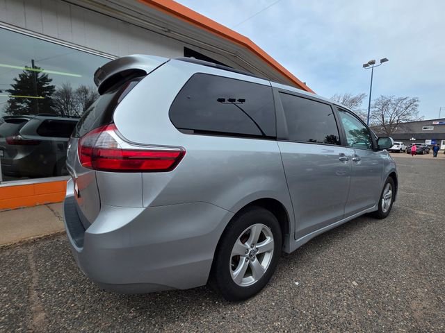 Used 2020 Toyota Sienna LE w/ LE Preferred Package FWD image 7