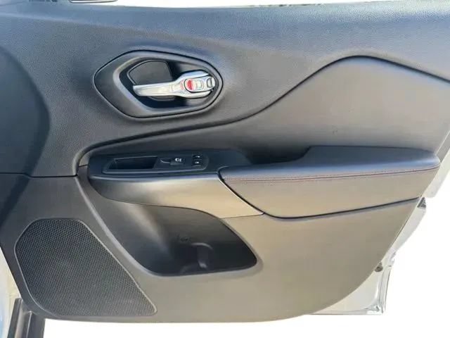 Used 2022 Jeep Cherokee Trailhawk w/ Comfort/Convenience Group AWD/4WD image 15