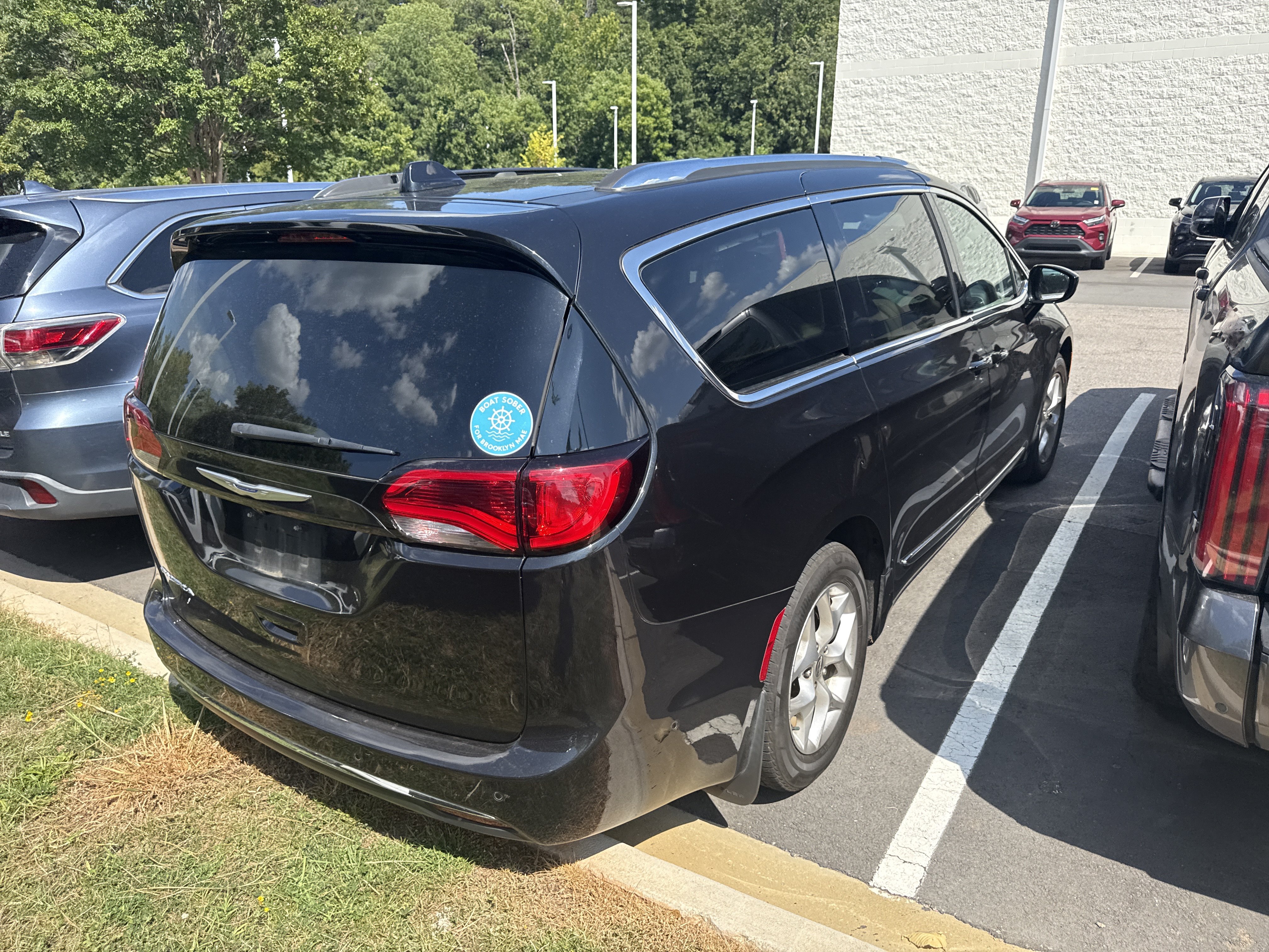 Used 2019 Chrysler Pacifica Touring-L Plus w/ Advanced Safetytec Group FWD image 3