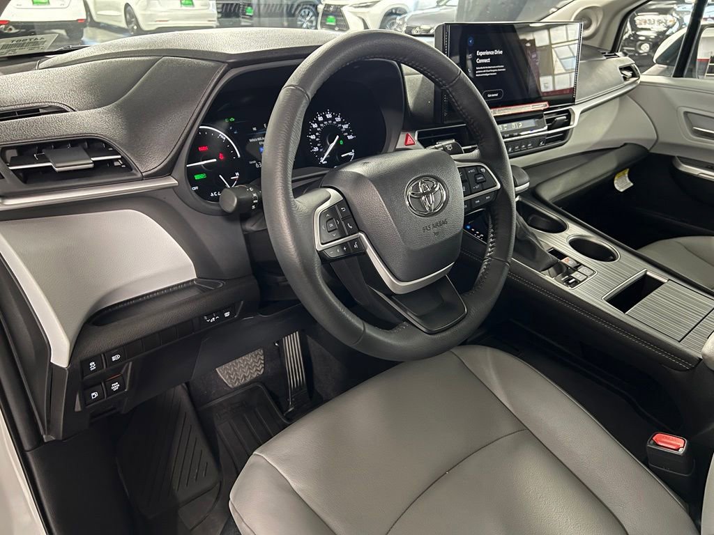 Used 2025 Toyota Sienna XLE w/ XLE Plus Package AWD/4WD image 15