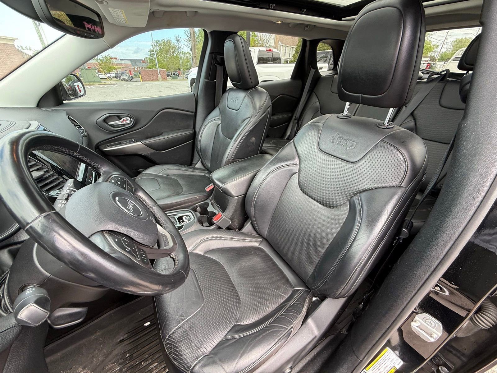 Used 2019 Jeep Cherokee Limited image 10