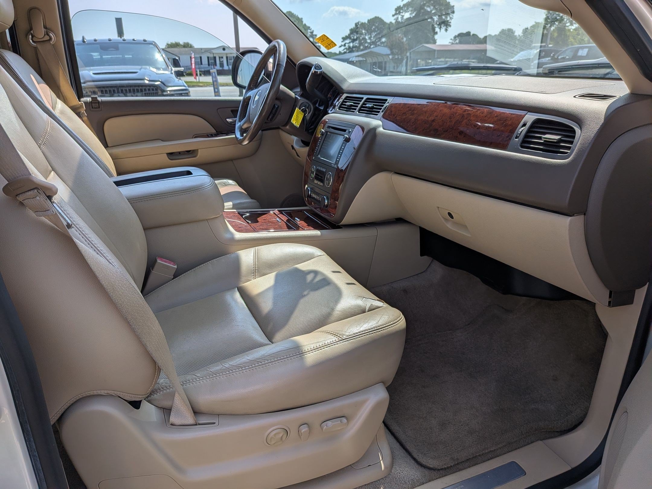 Used 2014 Chevrolet Suburban LTZ AWD/4WD image 23