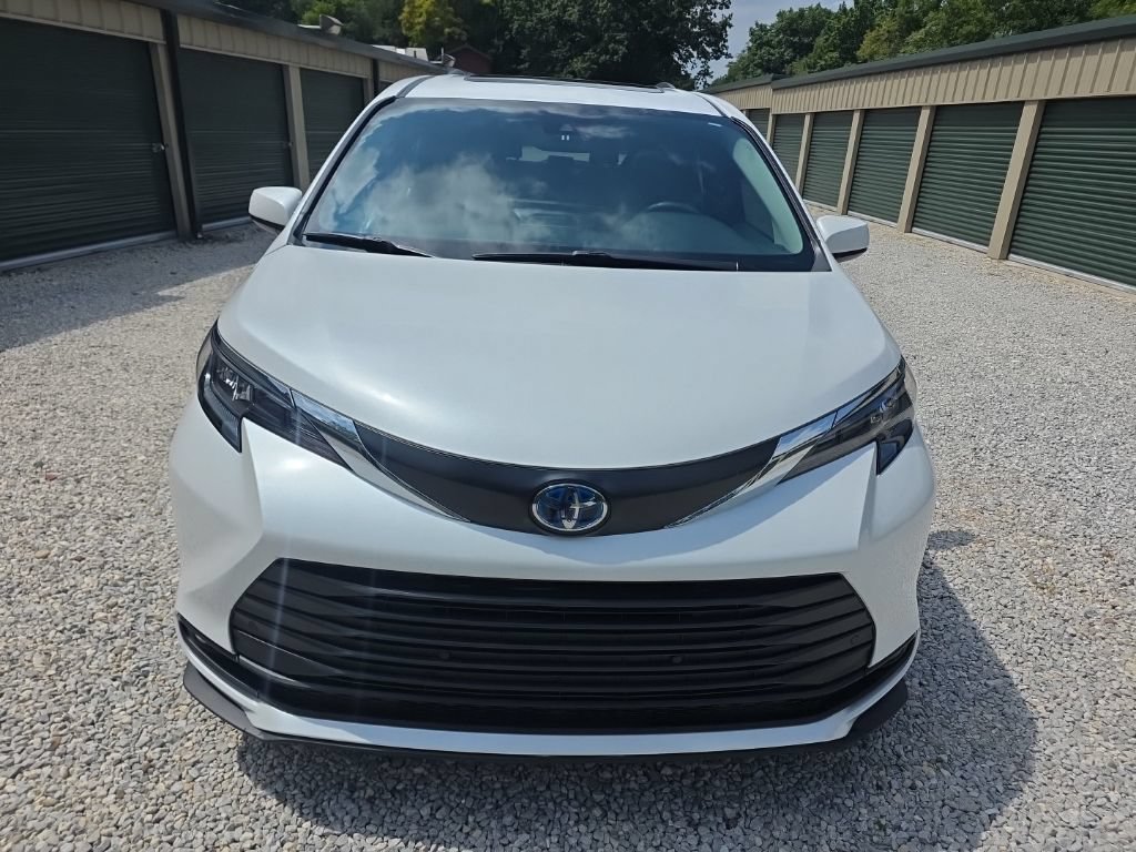 Certified 2025 Toyota Sienna XLE AWD/4WD image 9