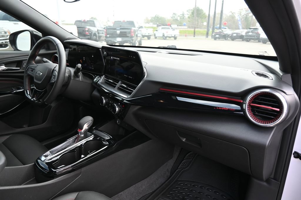 Used 2025 Chevrolet Trax RS w/ Driver Confidence Package image 21