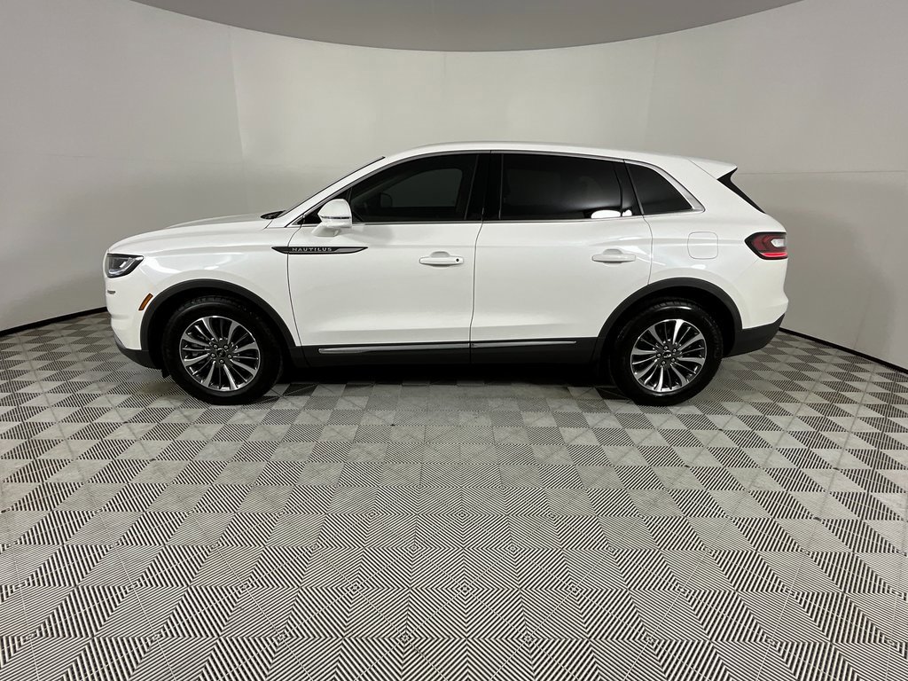 Used 2023 Lincoln Nautilus AWD image 2
