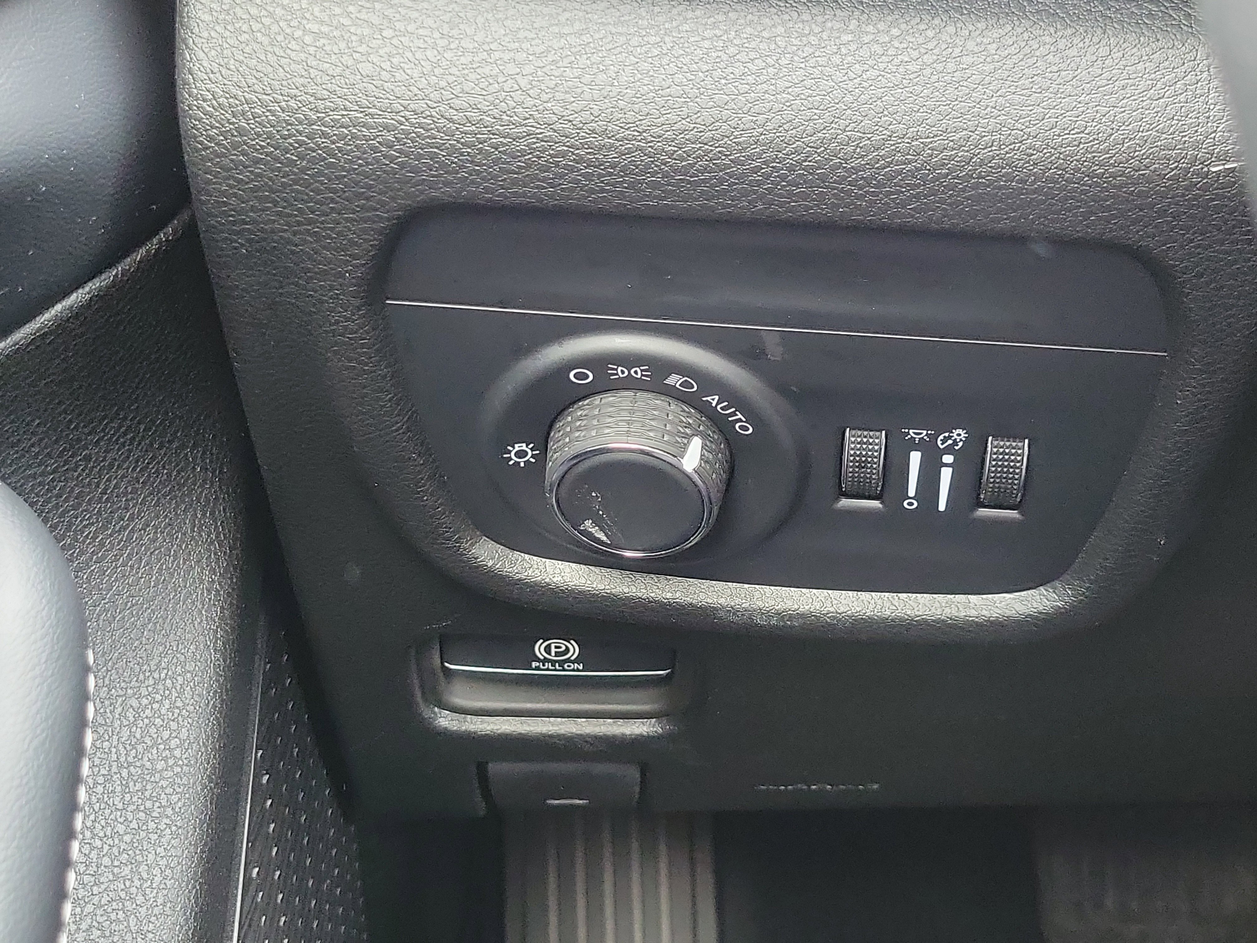 Used 2025 Jeep Grand Cherokee Altitude AWD/4WD image 12