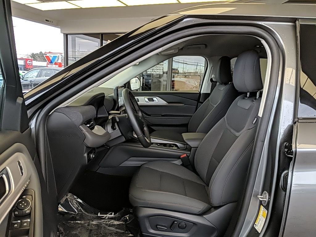 Certified 2025 Ford Explorer Active AWD/4WD image 12