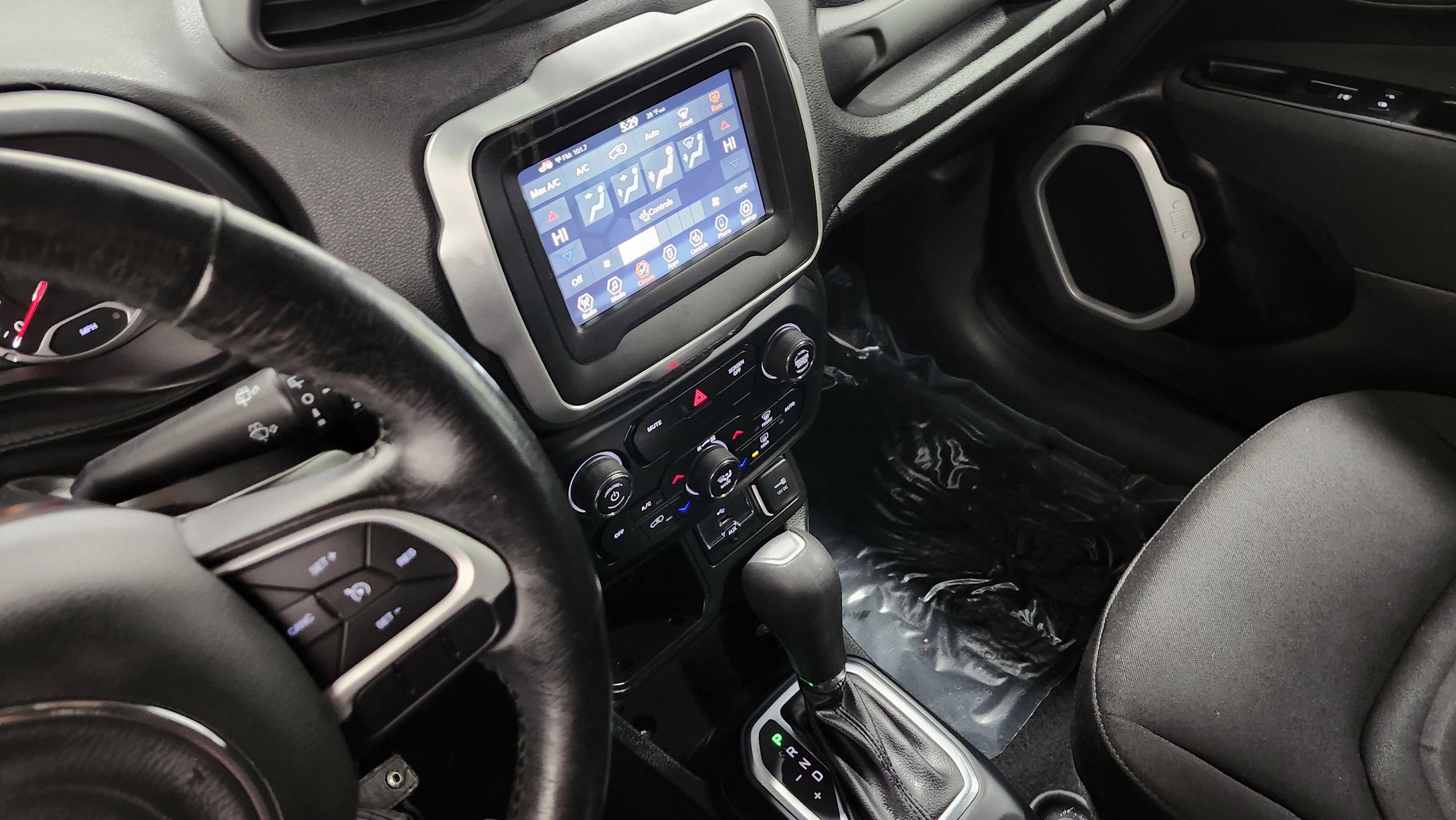 Used 2019 Jeep Renegade Latitude w/ Cold Weather Group image 26