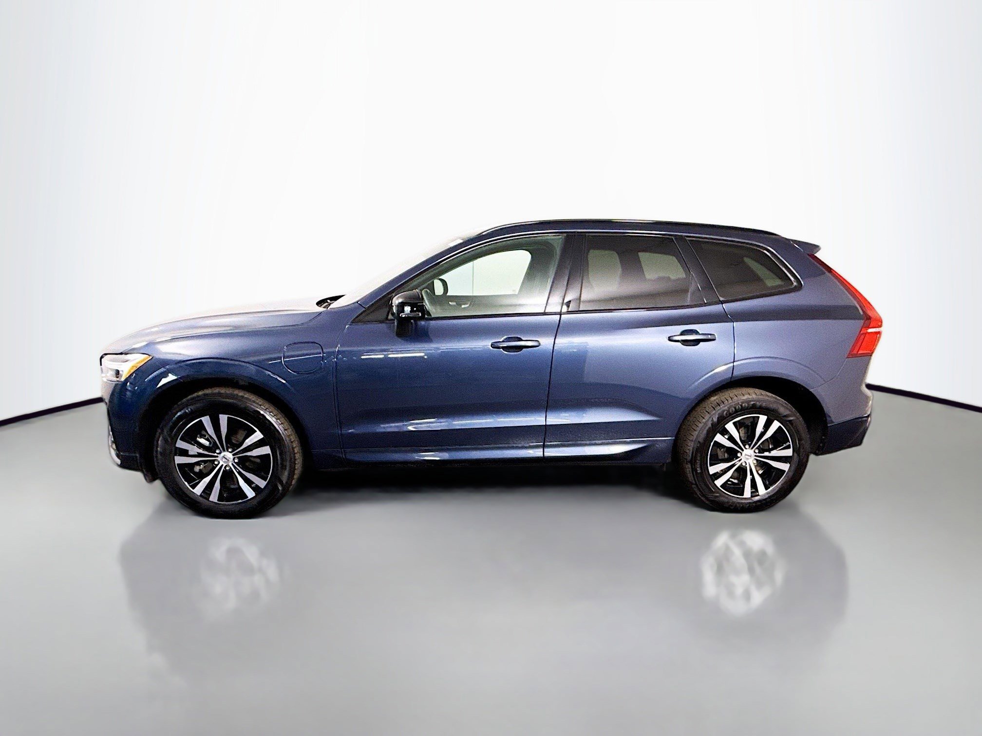 Used 2024 Volvo XC60 T8 Core image 6