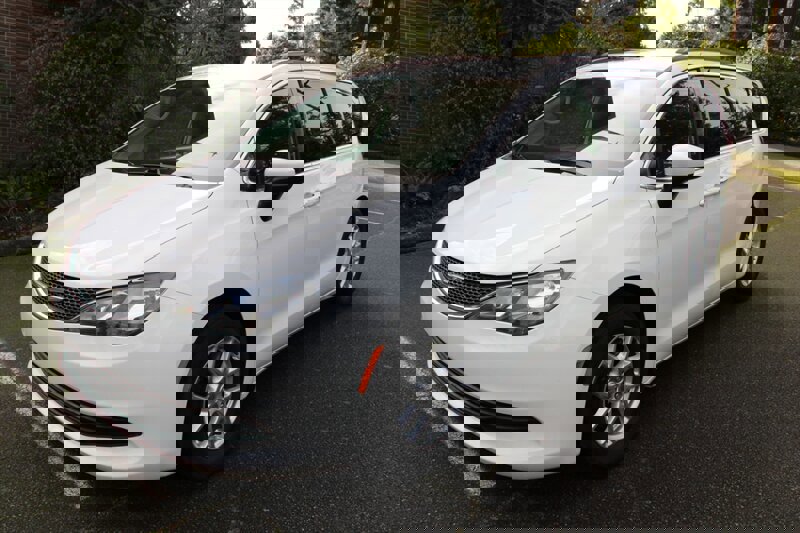 Used 2020 Chrysler Voyager Lxi image 1