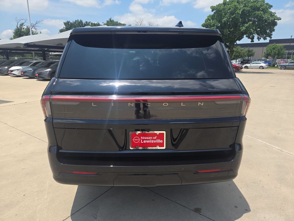 Used 2026 Lincoln Navigator Reserve AWD/4WD image 4