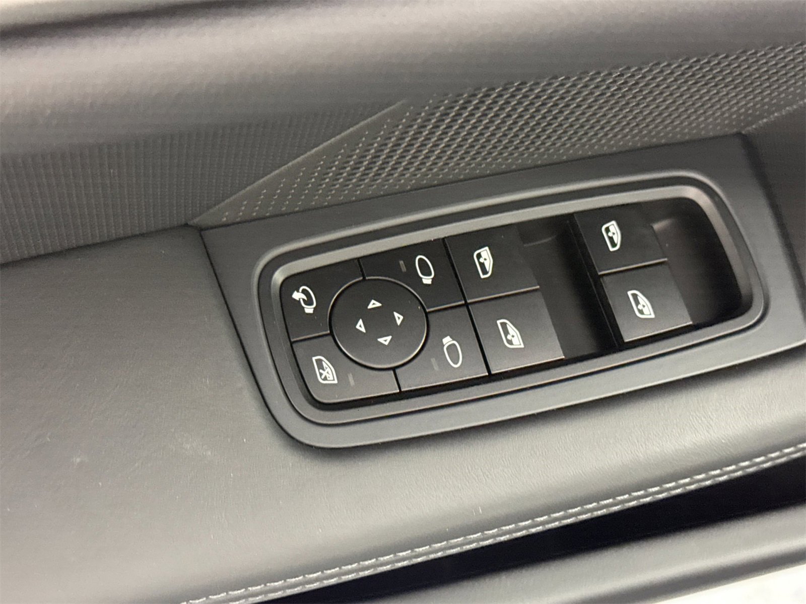 Used 2025 Porsche Taycan image 13