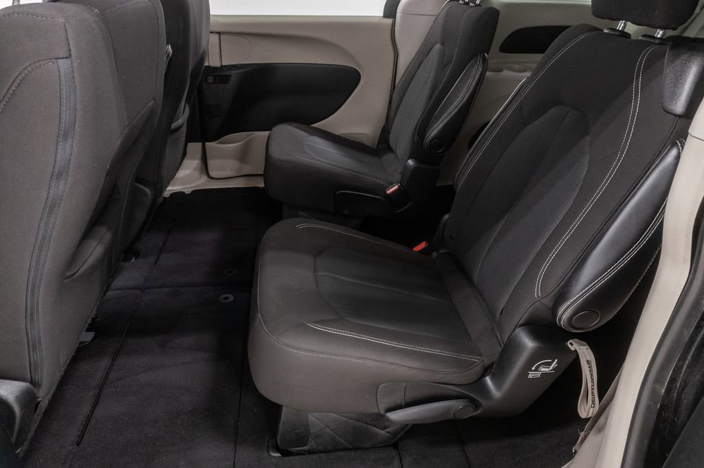 Used 2022 Chrysler Voyager LX FWD image 22