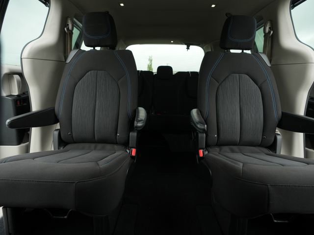 Used 2021 Chrysler Pacifica Touring FWD image 34