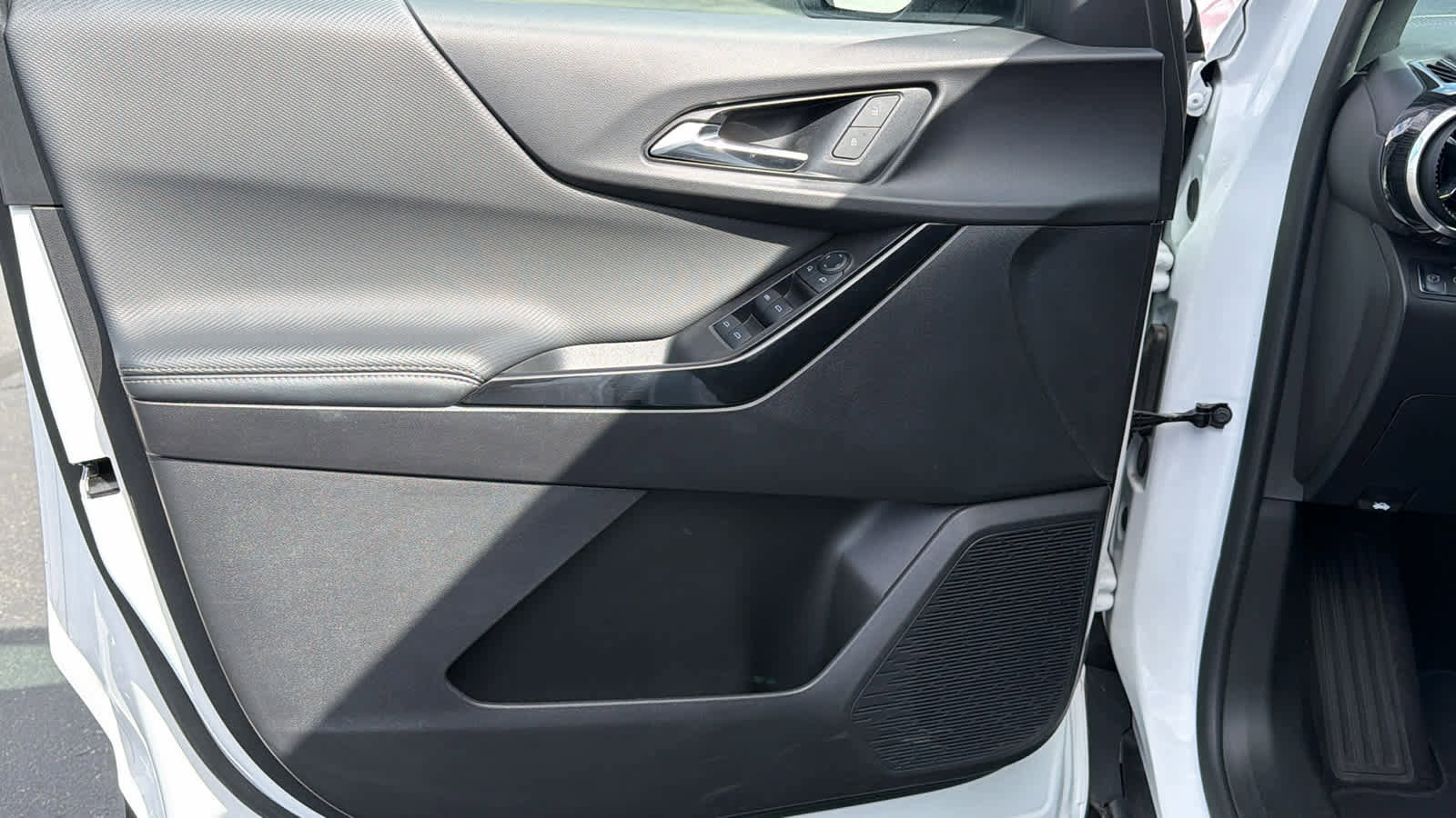 Used 2025 Chevrolet Equinox LT image 23