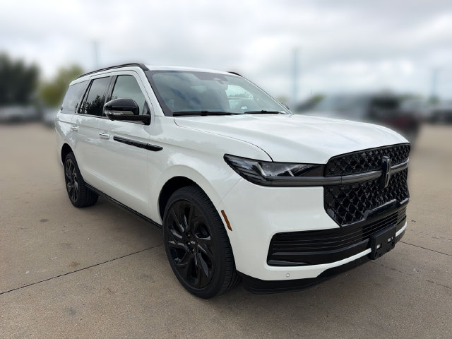 New 2027 Lincoln Navigator Reserve w/ Jet Appearance Package AWD/4WD image 3
