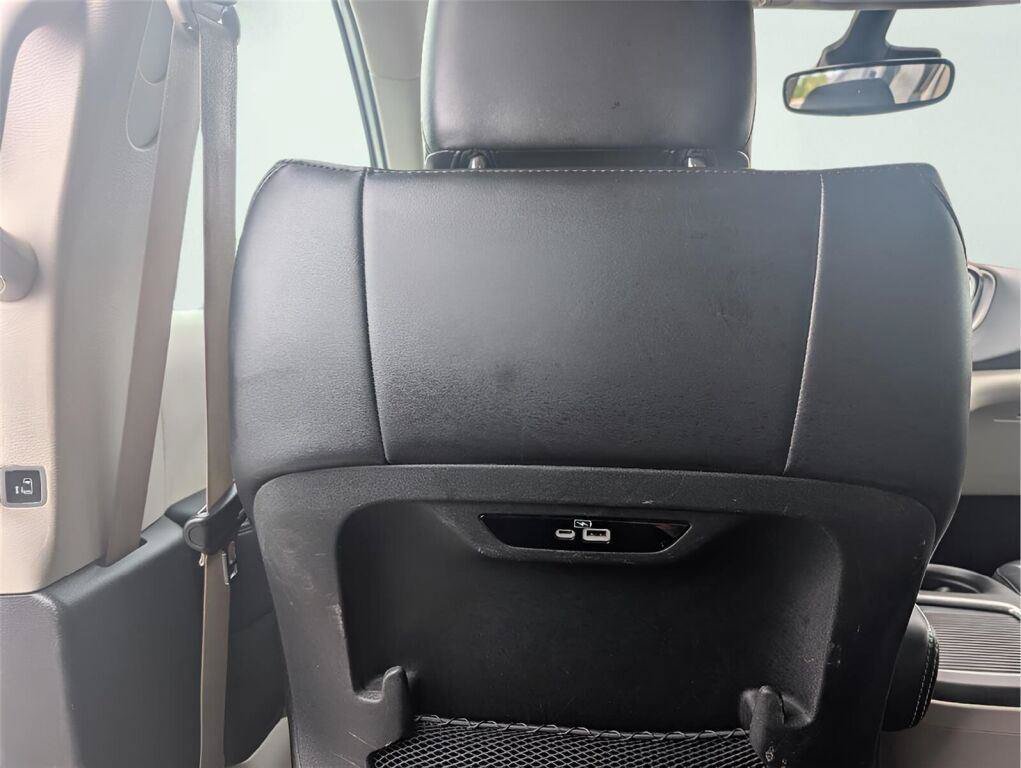 Used 2023 Chrysler Pacifica Touring-L FWD image 33