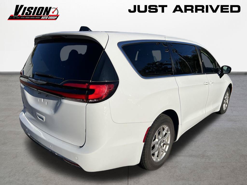 Used 2024 Chrysler Pacifica Touring-L FWD image 5