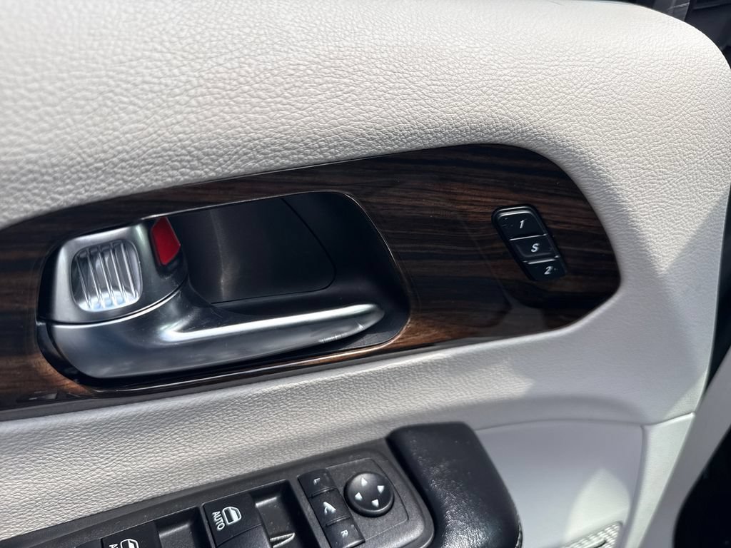 Used 2022 Chrysler Pacifica Limited FWD image 11