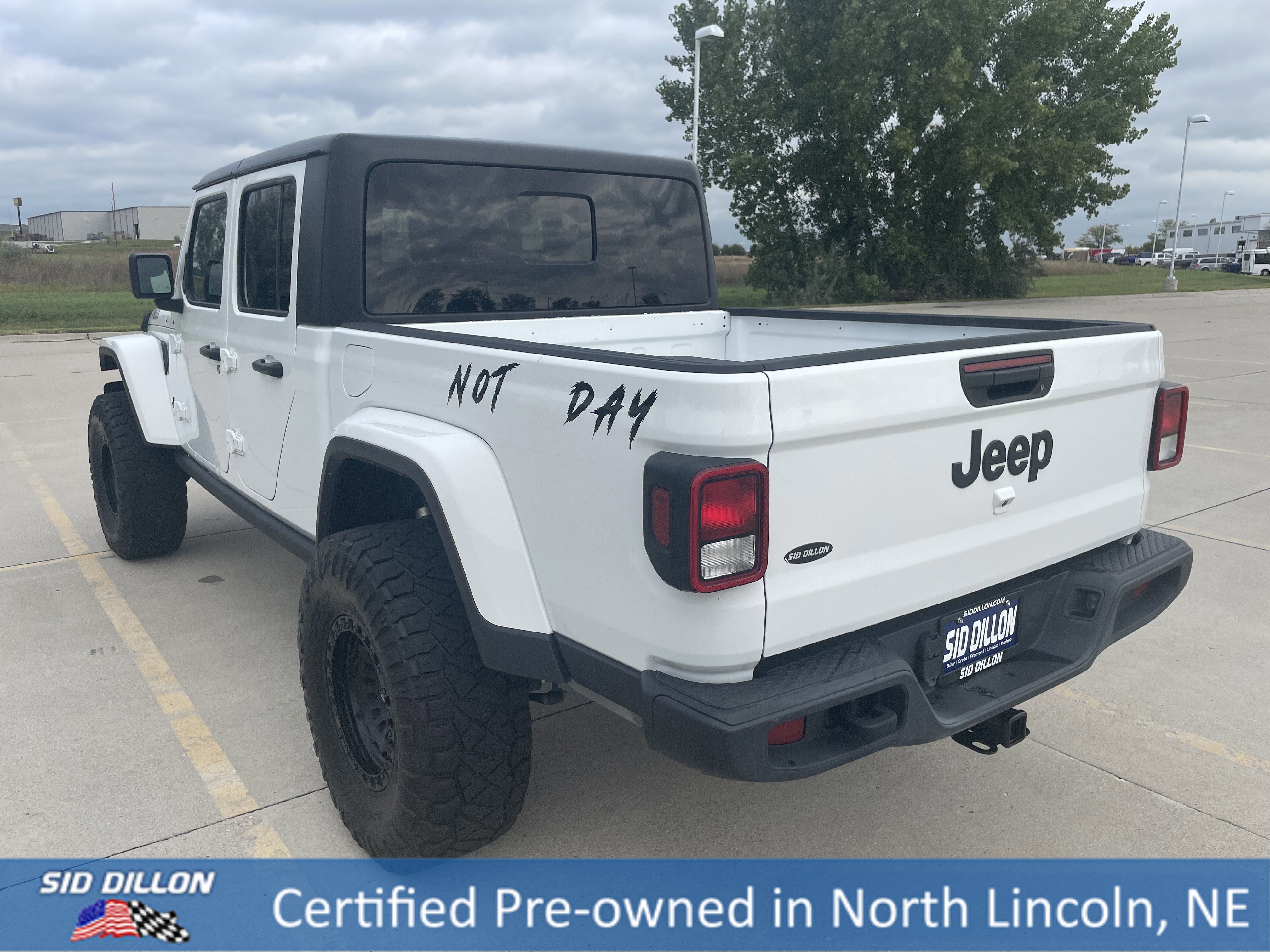 Used 2021 Jeep Gladiator Willys image 9